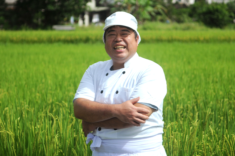 為了家人，阿豪從斗笠換成廚師帽，決定製作難度極高的米穀粉烘焙。